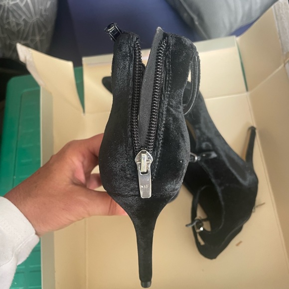 Black strappy pumps - Picture 2 of 3